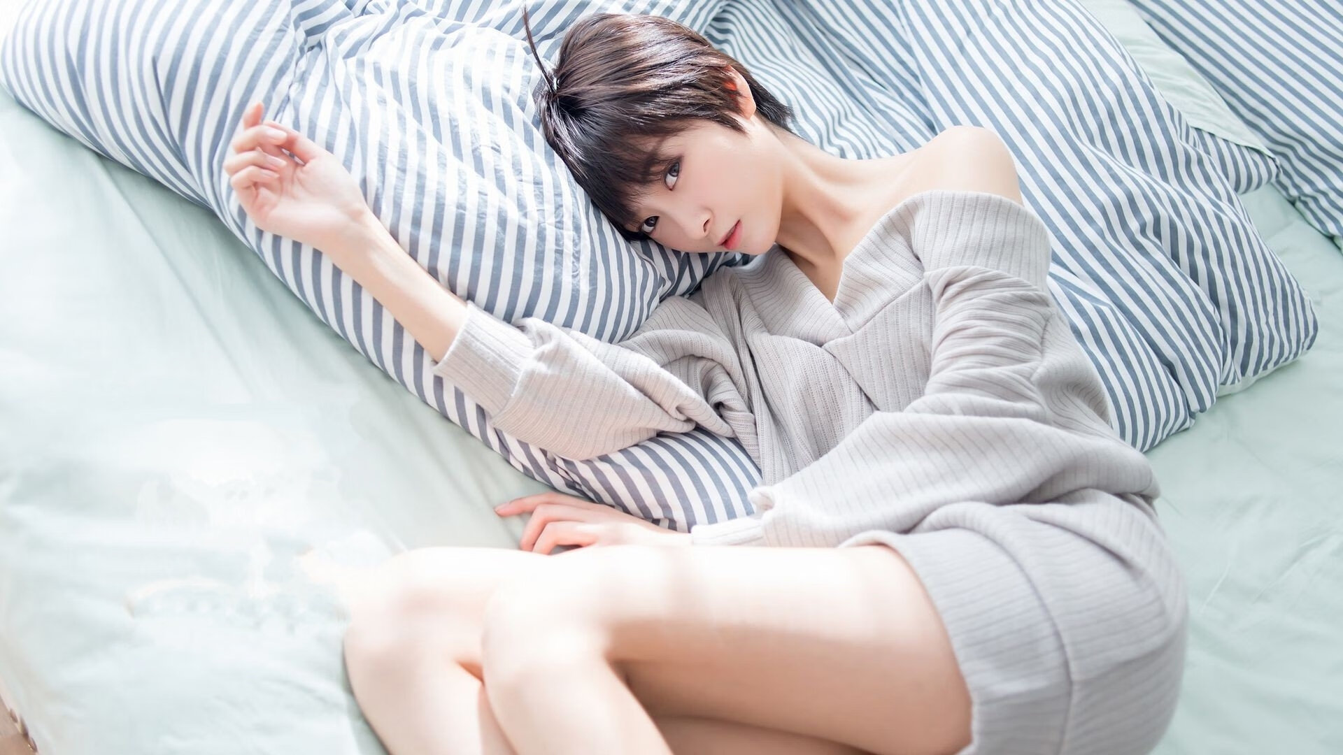 fb sports官网-法甲天王之战：巴黎PK马赛，冠军归属悬念重重，巴黎对阵马赛现场球迷竖起巨幅龙珠tifo