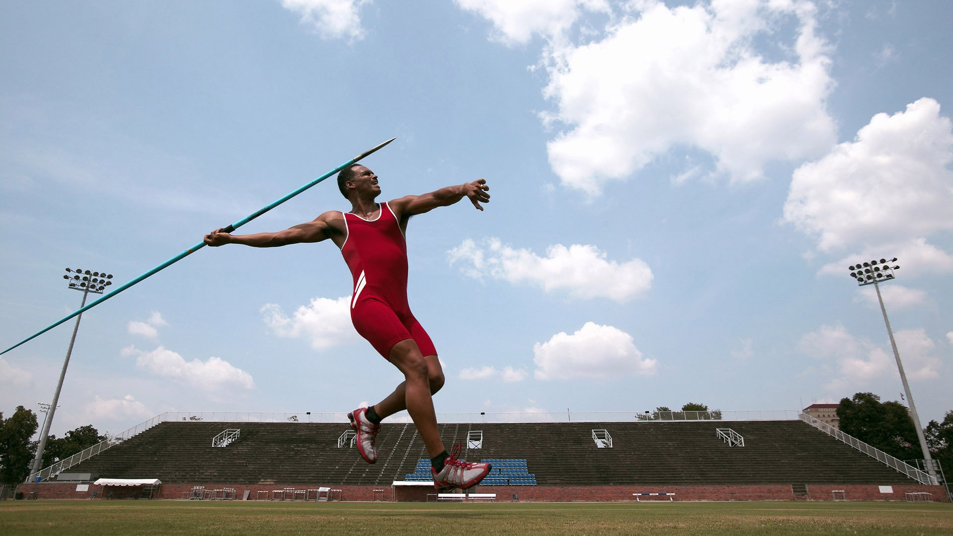 意大利骑手拉里萨·保利斯在2024年巴黎奥运会盛装舞步比赛中以“Luna”马匹获得第七名，展现出色表现。